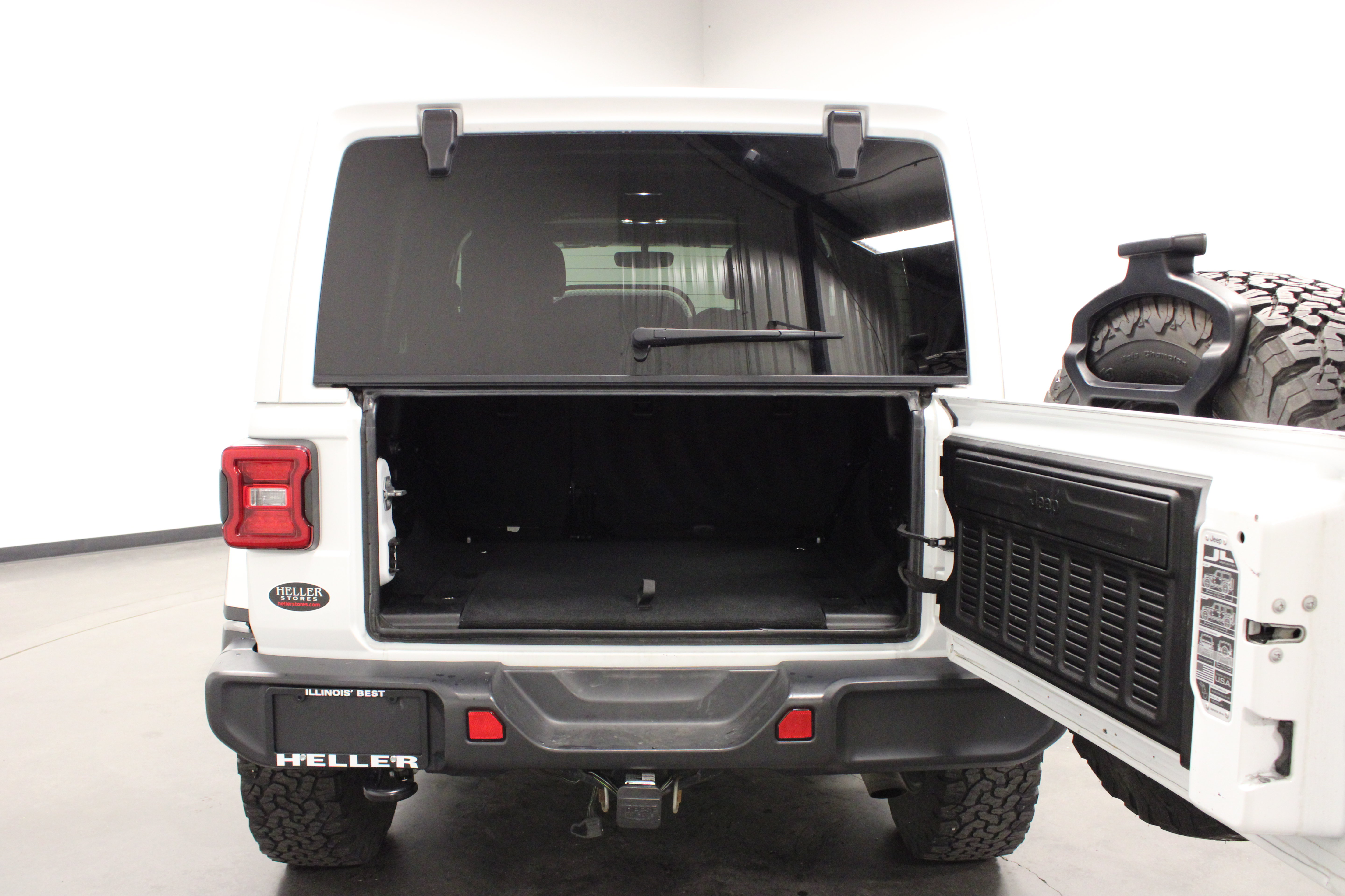 Used 2019 Jeep Wrangler Unlimited Sahara w/ LED Lighting Group AWD/4WD image 14