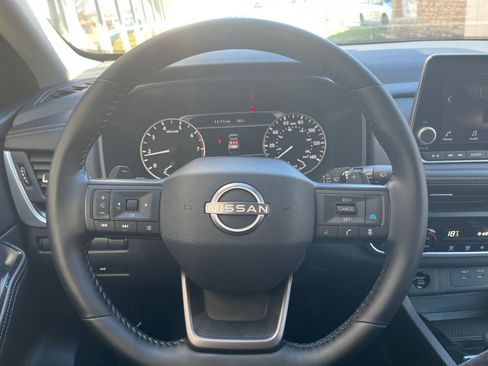 Used 2025 Nissan Rogue SV image 30