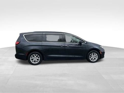 Used 2021 Chrysler Pacifica Touring-L FWD image 8