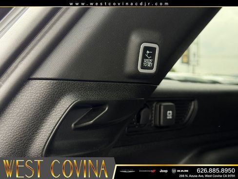Used 2025 Jeep Grand Cherokee Altitude RWD image 11