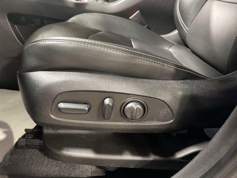 Used 2024 GMC Terrain SLT image 9