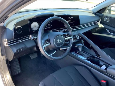 Used 2025 Hyundai Elantra SEL FWD image 17