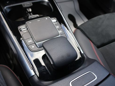 Used 2023 Mercedes-Benz GLB 250 4MATIC image 40