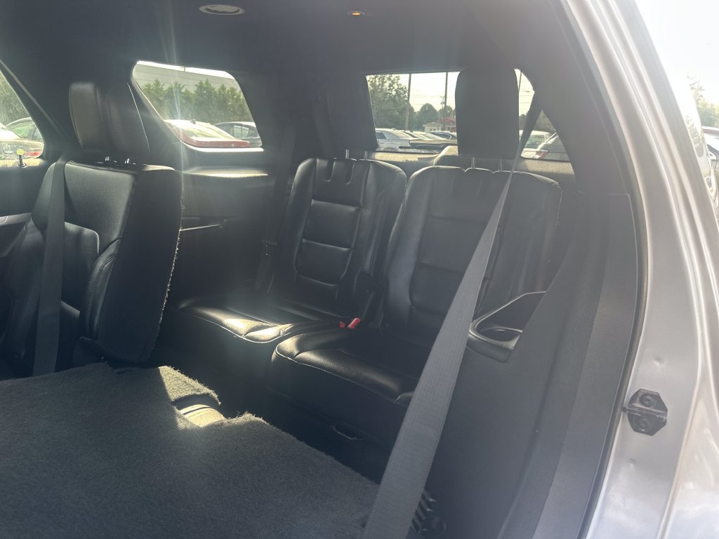 Used 2016 Ford Explorer XLT w/ Equipment Group 202A AWD/4WD image 17