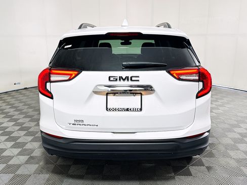 Used 2022 GMC Terrain SLE w/ Driver Convenience Package FWD image 4
