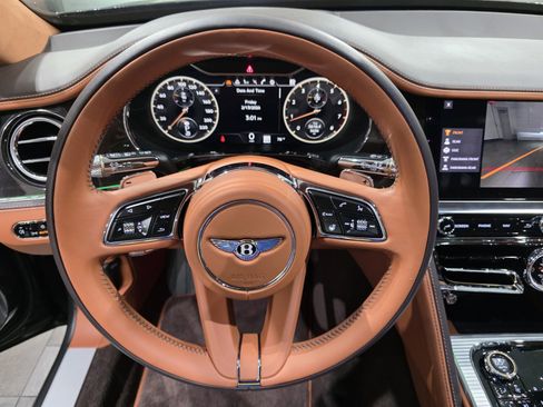 Used 2023 Bentley Flying Spur Azure image 15