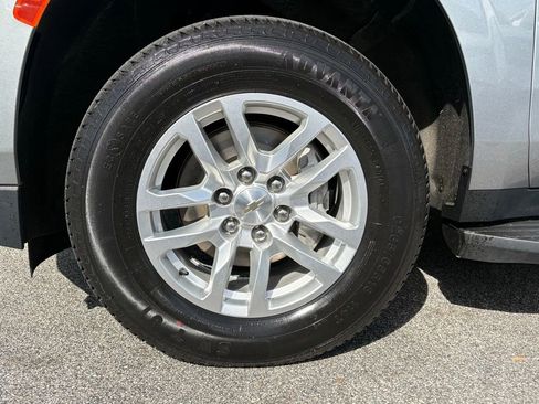 Used 2024 Chevrolet Suburban LT RWD image 10