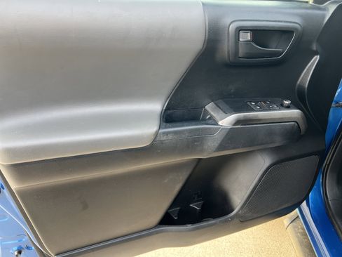 Used 2016 Toyota Tacoma SR5 w/ SR5 Appearance Package (SN) image 13