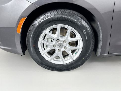 Used 2022 Chrysler Pacifica Touring-L FWD image 38