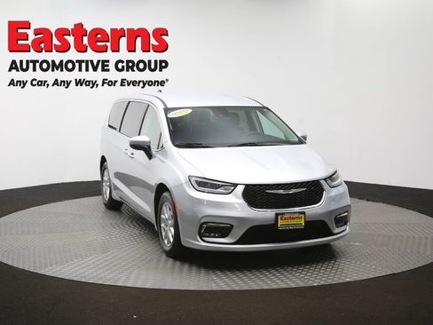 Used 2023 Chrysler Pacifica Touring-L FWD image 53