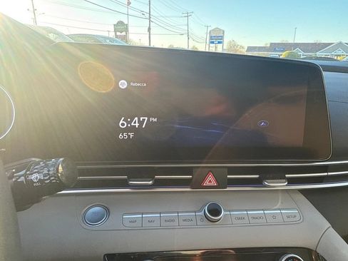 Used 2021 Hyundai Elantra Limited FWD image 16