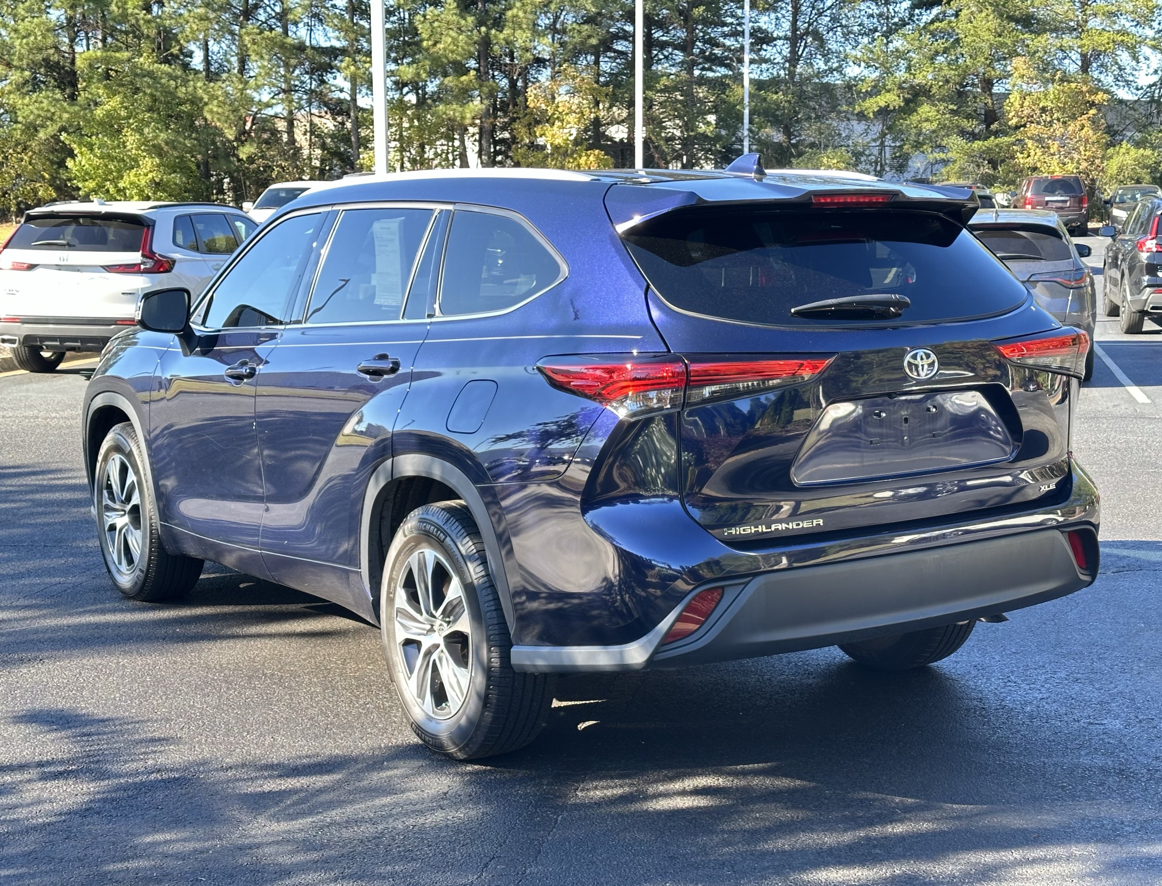 Used 2022 Toyota Highlander XLE FWD image 12