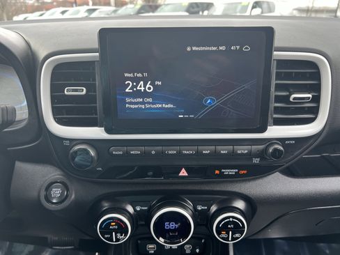 Used 2023 Hyundai Venue Limited image 17