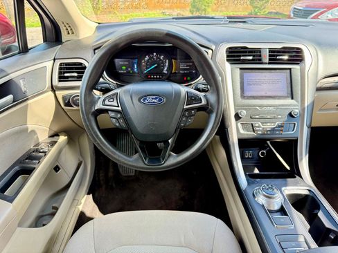 Used 2019 Ford Fusion SE FWD image 17