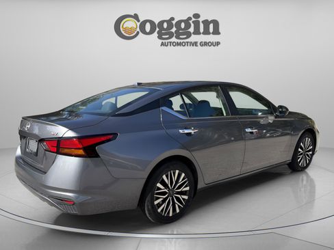 Used 2024 Nissan Altima 2.5 SV image 5