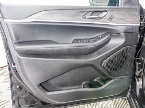 New 2025 Jeep Grand Cherokee Limited image 15