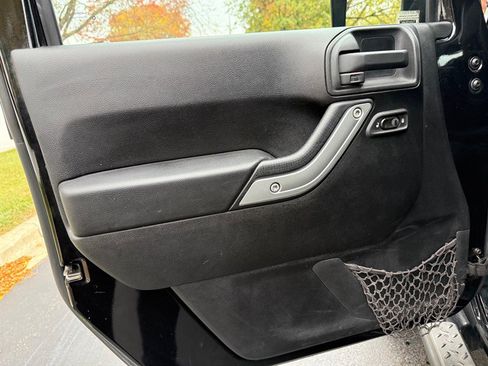 Used 2011 Jeep Wrangler Unlimited Rubicon w/ Connectivity Group image 34