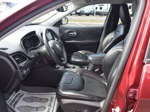 Used 2020 Jeep Cherokee Trailhawk image 13