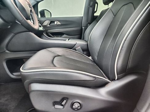 New 2027 Chrysler Pacifica Limited AWD/4WD image 19