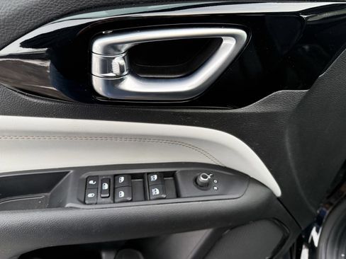 Used 2025 Jeep Compass Limited image 17