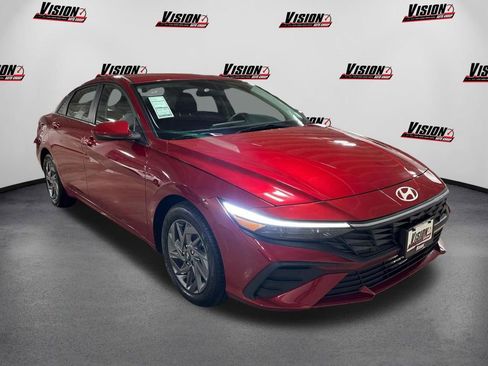 Used 2024 Hyundai Elantra SEL image 3