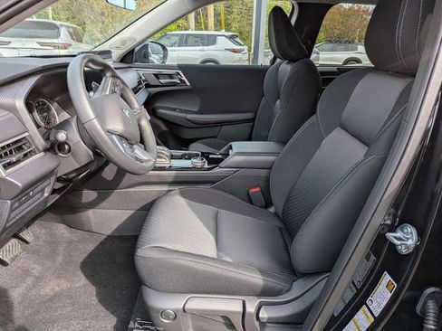New 2026 Mitsubishi Outlander ES image 13