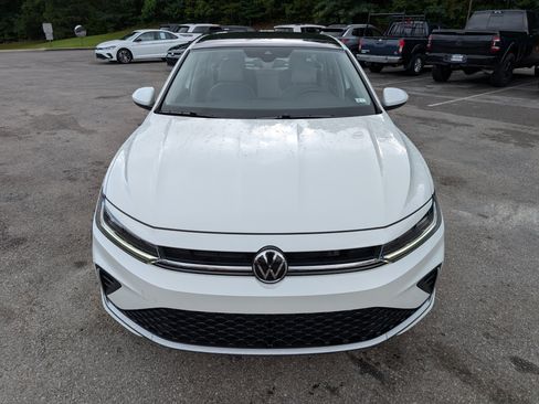 Used 2025 Volkswagen Jetta SE w/ Sunroof Package FWD image 12