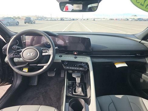 Used 2025 Hyundai Elantra Limited image 10