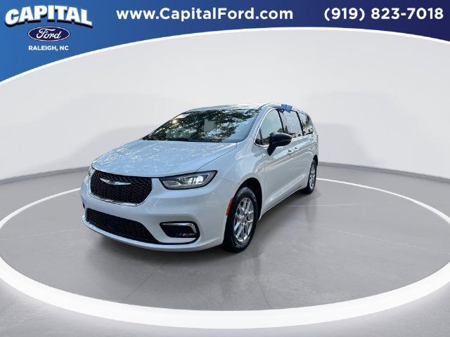 Used 2025 Chrysler Pacifica Select FWD image 4