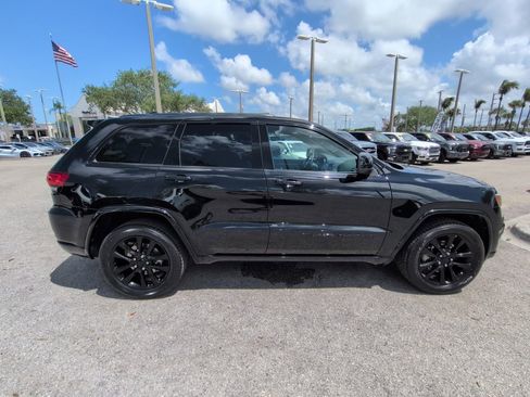Used 2022 Jeep Grand Cherokee Laredo X AWD/4WD image 4