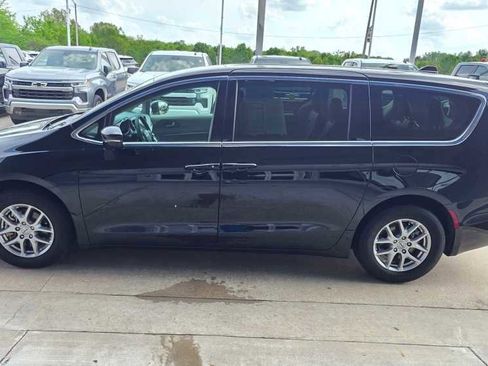 Used 2024 Chrysler Pacifica Touring-L image 2