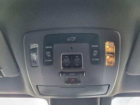 Used 2023 Toyota Sienna Platinum image 27