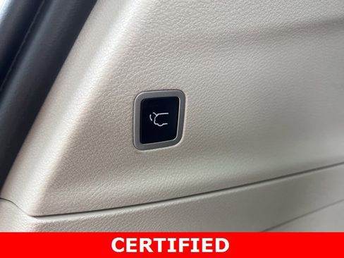 Certified 2022 Chrysler Pacifica Touring-L image 12