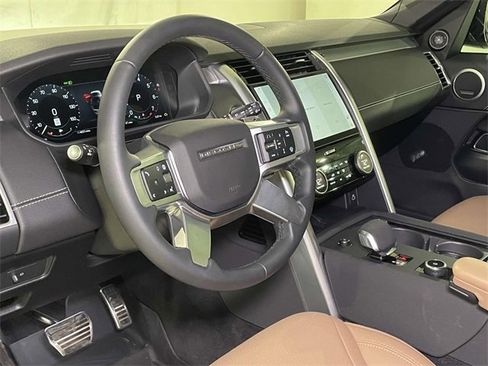 Used 2025 Land Rover Discovery Dynamic SE image 4