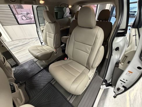 Used 2019 Toyota Sienna XLE image 9