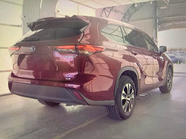 Used 2021 Toyota Highlander XLE FWD image 3