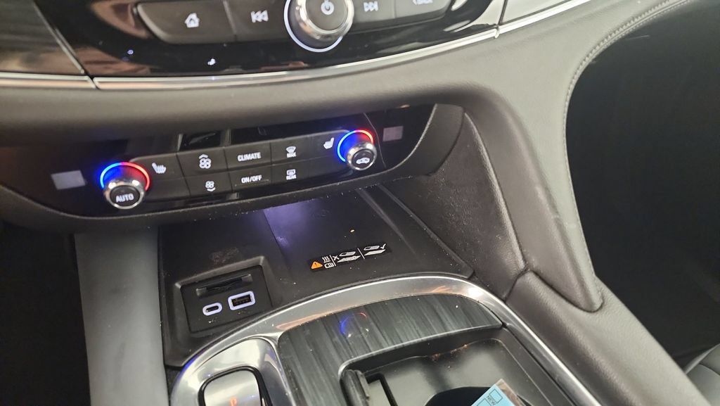 Used 2023 Buick Enclave Essence AWD/4WD image 18