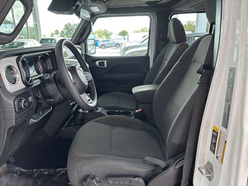 Used 2025 Jeep Wrangler Sahara image 27