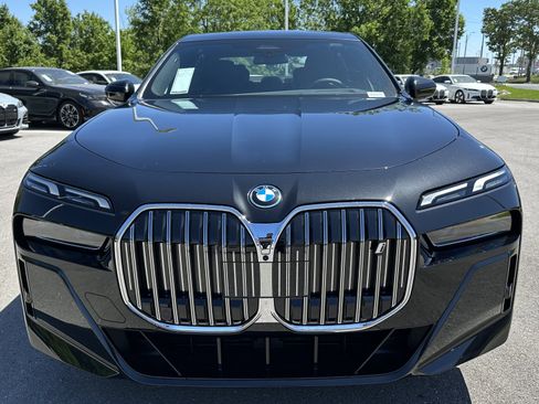 Used 2025 BMW i7 xDrive60 w/ M Sport Package RWD image 3