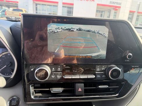 Used 2023 Toyota Highlander XLE image 11