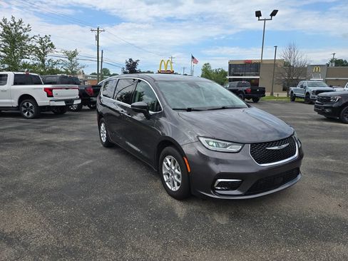 Used 2023 Chrysler Pacifica Touring-L FWD image 7