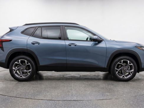 Used 2025 Chevrolet Trax LT FWD image 11