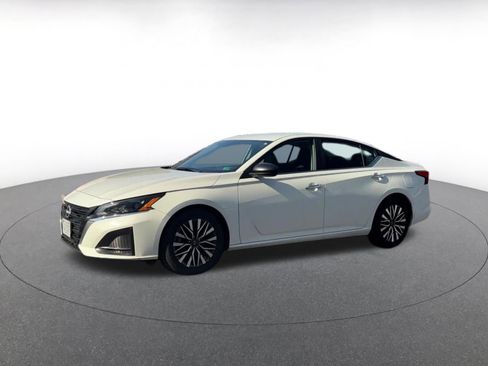 Used 2025 Nissan Altima 2.5 SV FWD image 8