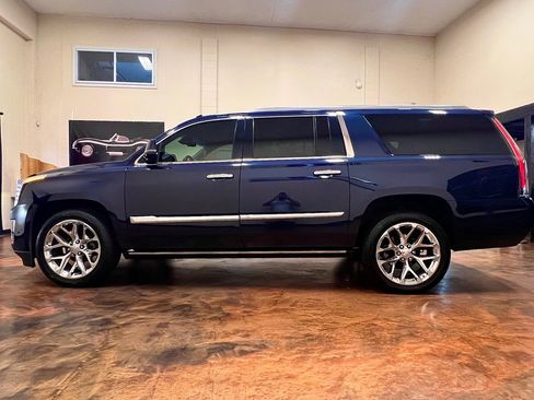 Used 2018 Cadillac Escalade ESV Premium Luxury AWD/4WD image 5
