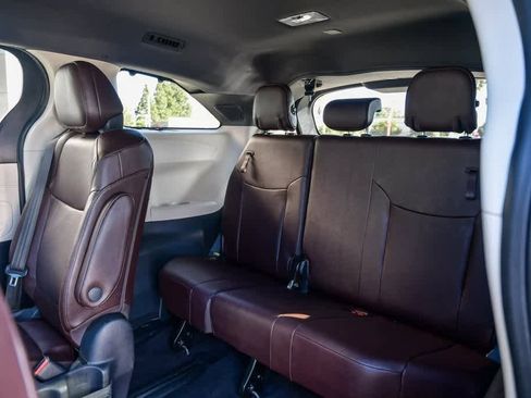 Used 2021 Toyota Sienna Platinum image 22
