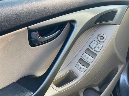 Used 2013 Hyundai Elantra GLS w/ Preferred Pkg image 10