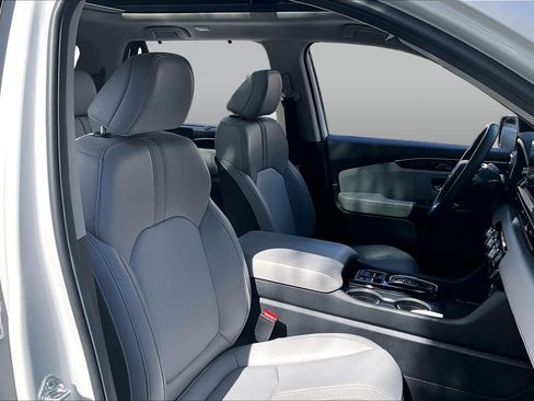 Used 2025 Honda Pilot Touring image 9