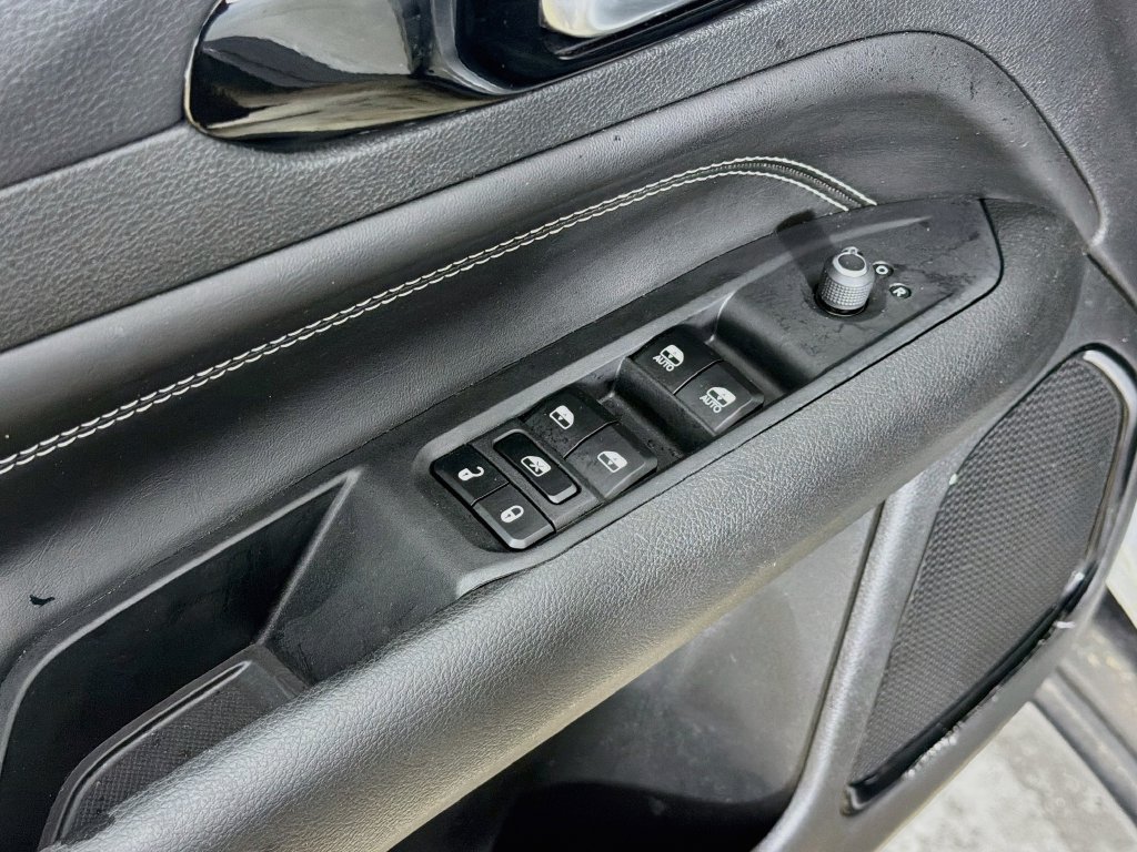 Used 2024 Jeep Compass Latitude w/ Convenience Group AWD/4WD image 17