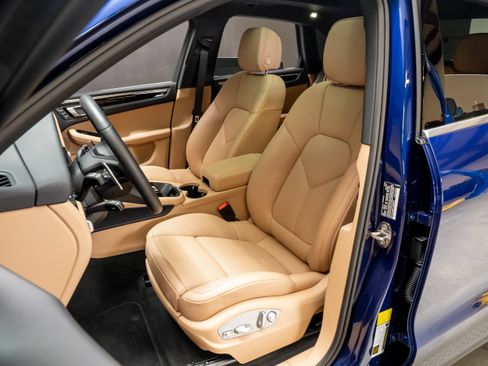 Certified 2026 Porsche Macan AWD/4WD image 5