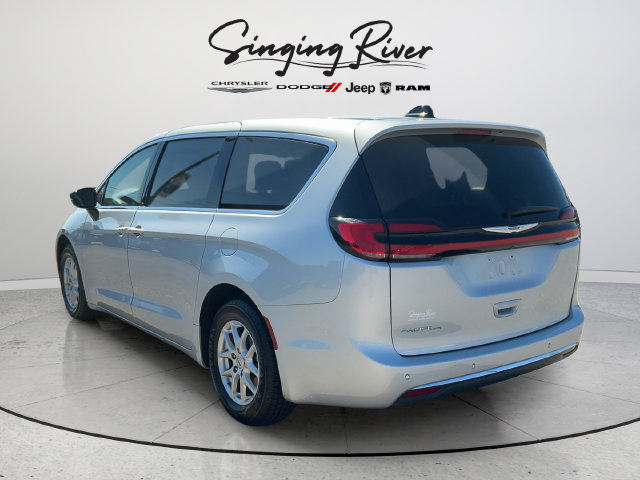 Used 2024 Chrysler Pacifica Touring-L FWD image 5